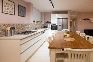 埃拉特Eilat vacation house דירות נופש אילת的厨房配有木桌和台面