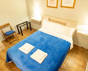 圣罗莎Departamento Moreno的一间卧室配有蓝色的床和2条毛巾