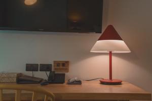 清迈盖特佳村酒店的木桌上的一个红灯
