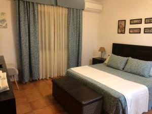 BurujónCasa Rural La Candelaria的一间卧室配有床和带窗帘的窗户