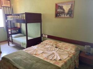 安谢塔Pousada Maravista的一间卧室配有两张双层床和一张床
