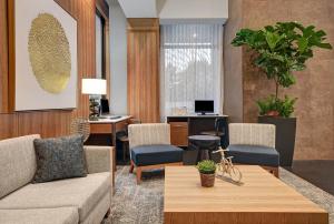 Staybridge Suites - Houston - Galleria Area, an IHG Hotel的休息区