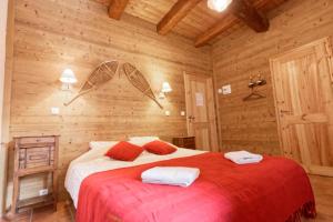 瓦卢伊斯Clot Saint Joseph - Gites & Chambres d'Hôtes的木制客房内的一张红色床