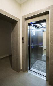克拉斯诺达尔D Hotel的玻璃门楼里的玻璃电梯