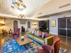 巴库InterContinental Baku, an IHG Hotel的客厅配有沙发、椅子和桌子