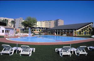 耶西费德里克伊尔酒店的一组环绕着游泳池的草坪椅