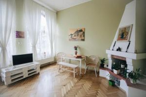 布拉索夫Love Nest的客厅配有电视和桌椅