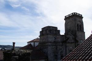 圣地亚哥－德孔波斯特拉Hotel Alda San Bieito的屋顶上一座有塔的老建筑