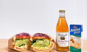 春川1962 Business Hotel Chuncheon Branch的一瓶啤酒、两个三明治和苏打水