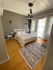 王子岛群White Island Boutique Otel的一间卧室配有一张大床和地毯。