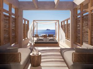 纳克索乔拉Avgoustos Suites Naxos的一间卧室配有一张床,享有海景