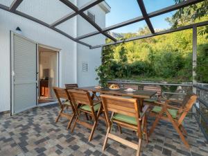 布德瓦Villa Tranquila的庭院内带桌椅的用餐室