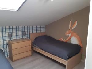 NeerpeltHoevetoerisme Op 't Zand的一间卧室配有一张床铺,上面画着小丑