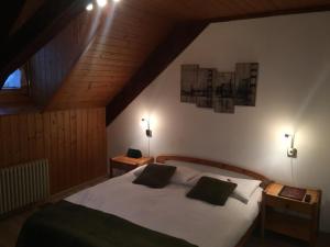 维尔德斯韦尔Historic Hotel Steinbock的一间卧室配有白色床和2个床头柜