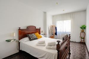 滨海普雷米亚Céntrico apartamento cerca de playa y tren a Barcelona para 6 pax的一间卧室配有一张大床和两个枕头