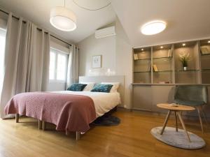 波尔多La Chartreuse - Bordeaux的一间卧室配有床、桌子和书架