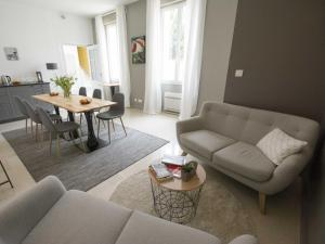 波尔多La Chartreuse - Bordeaux的客厅配有沙发和桌子