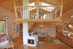 基姆湖畔贝尔瑙Das Alm-Chalet-Chiemsee的小木屋内带壁炉的客厅