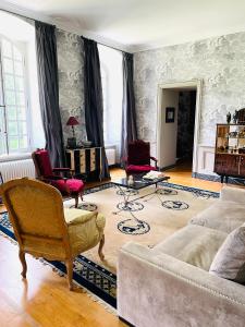 Grainville-YmauvilleChâteau de Trébons的客厅配有沙发和椅子