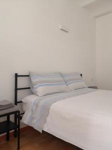 TroiaB&B Aika 48的卧室配有白色床单和白色床。