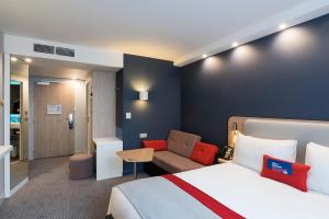 鲁瓦西昂法兰西巴黎CDG机场智选假日酒店的酒店客房,配有床和沙发