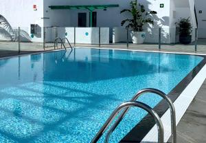 科斯塔特吉塞瑟乐特旅馆的大楼里的一个大型蓝色游泳池