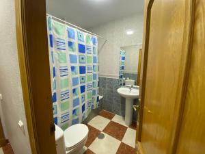 Alhama de AlmeríaFONDA CHIQUITO的一间带卫生间和水槽的浴室