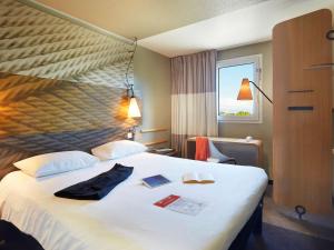 阿尔尚阿尔尚波特德格涅瓦宜必思酒店的酒店客房设有一张白色大床和窗户
