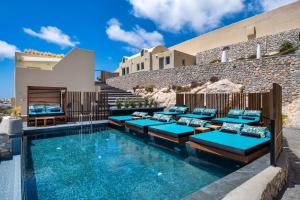 皮尔戈斯天降套房酒店 - 仅限成人的别墅 - 带蓝色枕头的游泳池