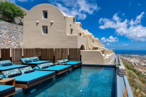 皮尔戈斯天降套房酒店 - 仅限成人的一个带游泳池和海洋的度假胜地