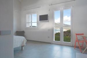 布杰鲁ALELCA DOMO的白色的客房设有床、桌子和窗户。