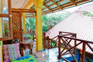 南威Coccobello Zanzibar的客房设有带桌椅的阳台。