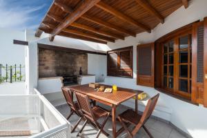 蒂亚斯Villa Sol 9的一间带木桌和椅子的用餐室
