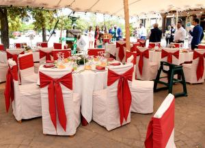 瓦拉雷伊Hotel Rural La Moragona的一组红色和白色的圆桌