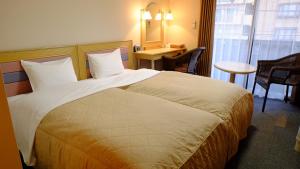 富士河口湖SAWA酒店的一间位于酒店客房内的带大床的卧室