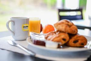 霍尔曼彻斯特机场智选假日酒店的一盘早餐食品和一杯橙汁