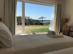 米尔芳提斯城乡村旅游——弗雷克塞尔农庄旅馆的一间卧室设有一张床,享有海景