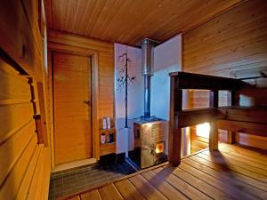 KyröHoliday Home Siula by Interhome的一间空房,位于木屋内,配有炉灶