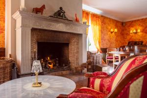 克里克波夫城堡连锁陶瓷与水疗庄园酒店的客厅设有壁炉和带台灯的桌子