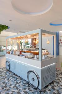贝尼多姆Hotel BCL Levante Club & Spa 4 Sup - Only Adults Recomended的展示食物的餐厅里的食车