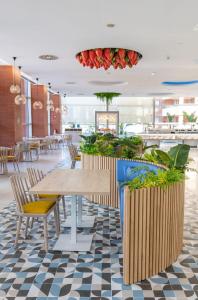贝尼多姆Hotel BCL Levante Club & Spa 4 Sup - Only Adults Recomended的一间带桌椅的用餐室