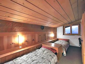 RodundApartment Ainhauser-2 by Interhome的客房设有两张床和木制天花板。