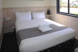 穆尔瓦拉Sun Country Lifestyle Park的一张白色的大床,上面有白色毛巾