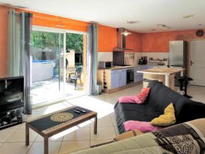 Naujac-sur-MerHoliday Home Tina - NSM110 by Interhome的带沙发的客厅和厨房