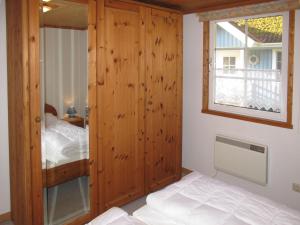 乌塞林Holiday Home Useriner See-4 by Interhome的一间卧室配有双层床和窗户。