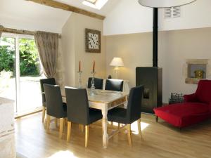 蒙特艾克斯Holiday Home La Marlaude - MNX201 by Interhome的一间带木桌和椅子的用餐室