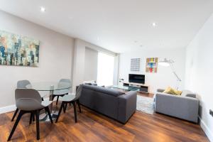 Modern City Living Apartments at The Assembly Manchester的休息区