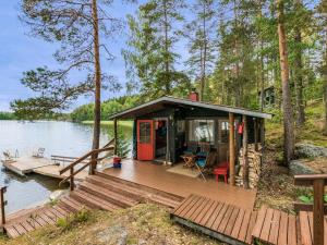 LohjaHoliday Home Ranta-iivari by Interhome的水上小屋,设有木甲板
