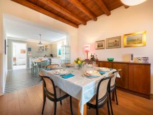 弗留利地区圣达尼埃莱Holiday Home Casa Con Le Rose by Interhome的用餐室以及带桌椅的厨房。