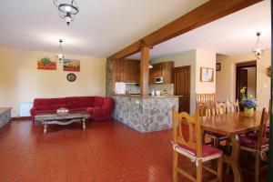 埃尔阿雷纳尔El Pinarejo的客厅配有红色的沙发和桌子